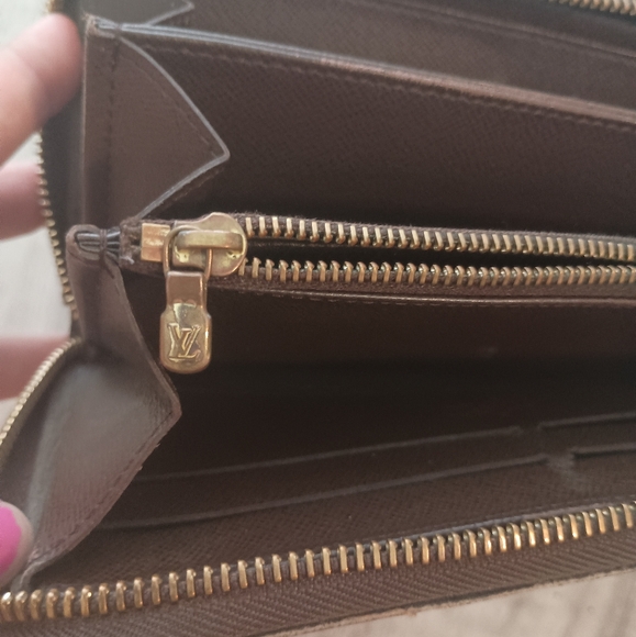 Authentic Louis Vuitton round zipper wallet - Picture 14 of 15